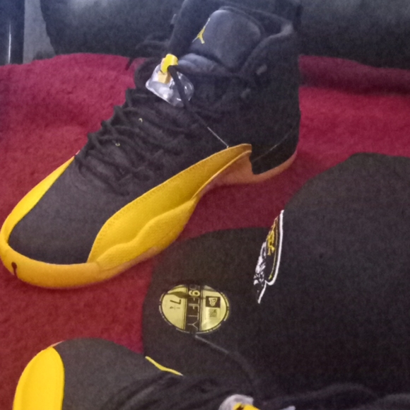 Black and university gold jordan retro 12 - Picture 2 of 4